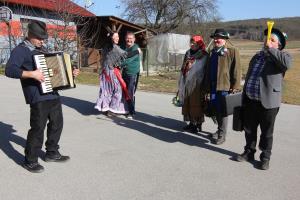 Fašanki s plesom prinašajo pomlad